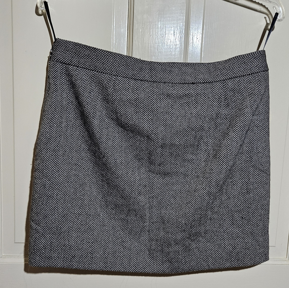 Gap Designed & Crafted herringbone black and white mini skirt size 4